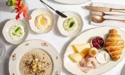 Reina Bistro запустило завтраки с икрой, лососем и полбой