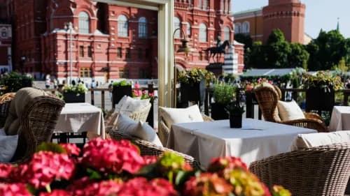 Летняя терраса бара «Московский» открыта.
