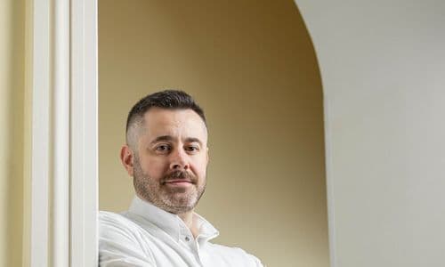 Чеснок, консоме и восемь стран: редакционный портрет Луки Де Астиса
